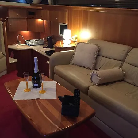 Bed & Boat Avantage 42 Ботель *