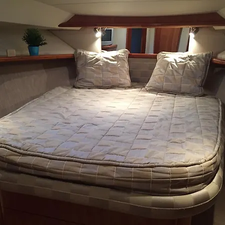 Ботель Bed & Boat Avantage 42 *