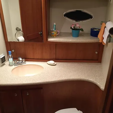 Bed & Boat Avantage 42 Ботель